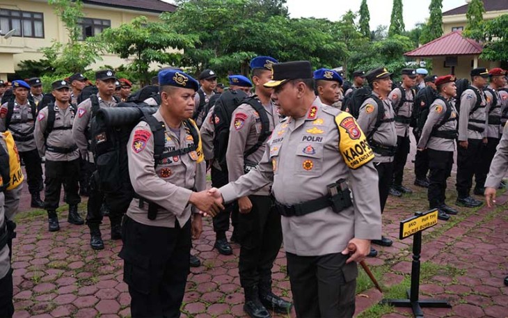 Kapolda Sultra saat Pimpin Apel Pergeseran Pasukan BKO Pengamanan TPS