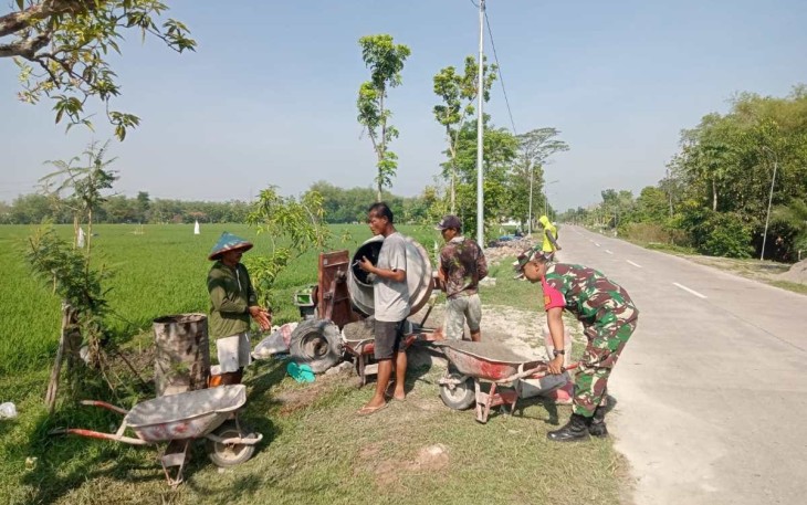 Babinsa bantu memperbaiki saluran irigasi
