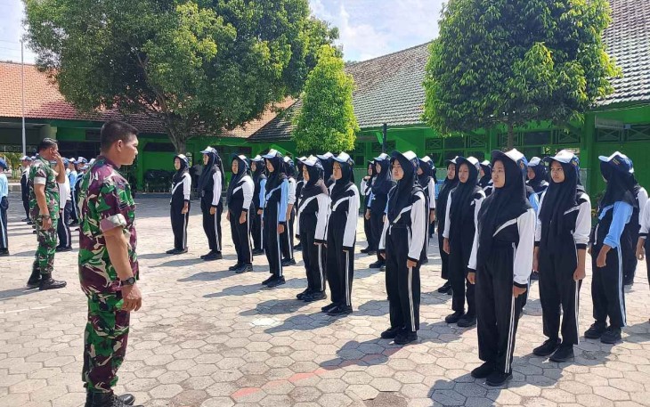 Kegiatan Pemantapan Materi LDKS oleh Anggota Koramil 0803/09 Saradan kepada siswa-siswi SMPN 4 Saradan