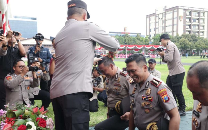 Tradisi kenaikan pangkat personel Polda Jatim 