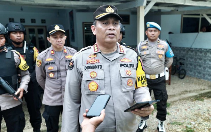 Kabid Humas Polda Jatim Kombes Dirmanto saat memberikan keterangan pers 