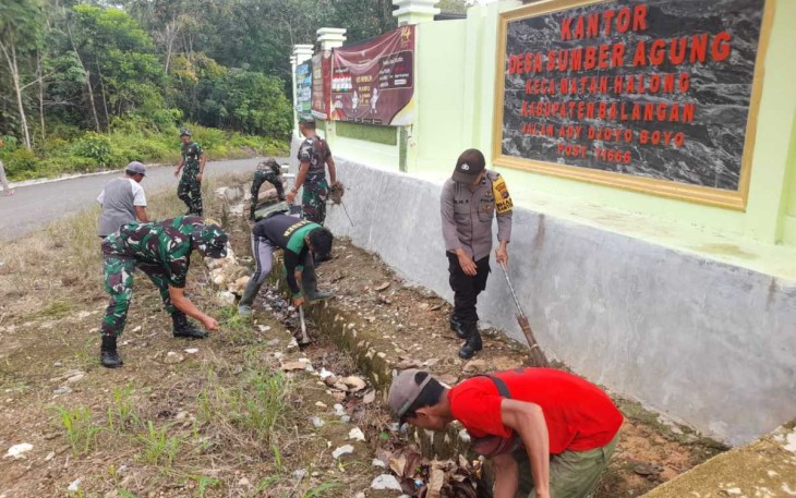 Pembersihan saluran air di wilayah binaan