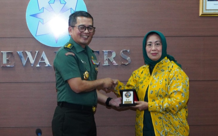 Kapuspen TNI Mayjen TNI Dr. Nugraha Gumilar, M.Sc saat penyerahan cindera mata dengan Ketua Dewan Pers Ibu Ninik Rahayu, 