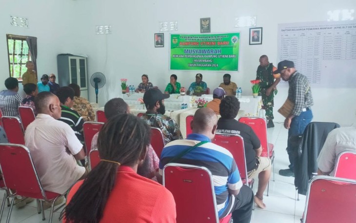 Babinsa Koramil 1710-03/Kuala Kencana saat Hadiri Musrenbang Kampung Utikini Baru