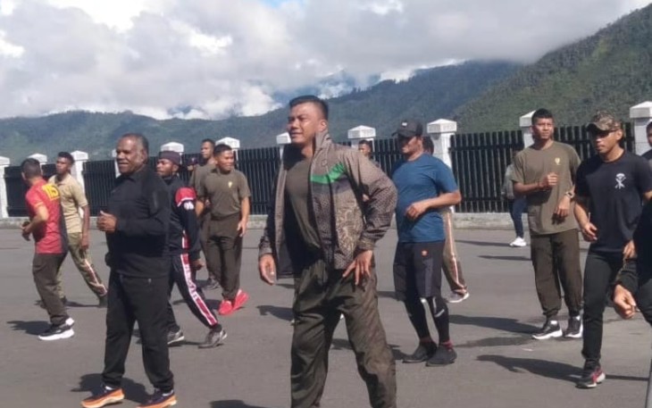 Personel Kodim 1714/PJ mengikuti senam jantung sehat di Lapangan Kantor Bupati Puncak Jaya, Jumat (12/1/2024). 