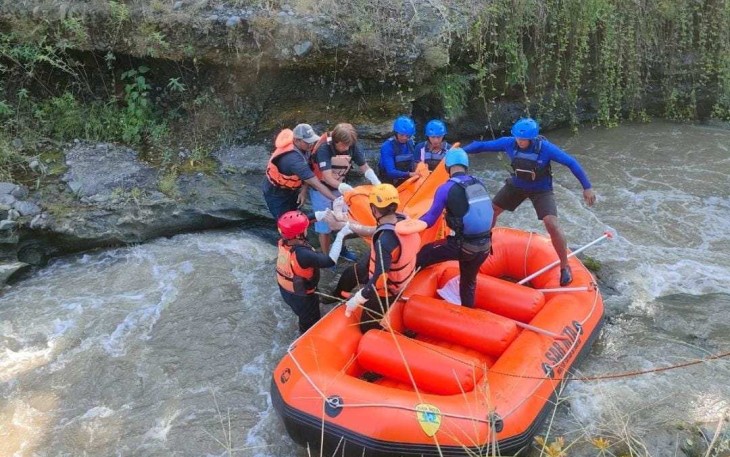 Jajaran Polres Batu bersama Tim Gabungan saat evakuasi korban hanyut di sungai Konto, Senin (15/1)