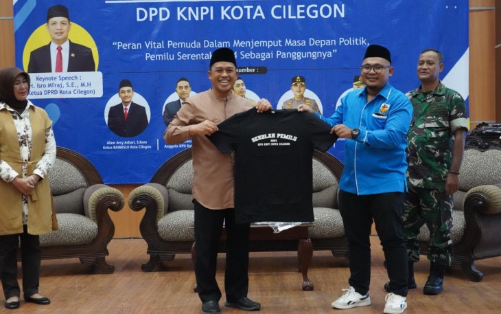 Wakil Walikota Cilegon Sanuji Pentamarta saat menghadiri pembukaan sekolah pemilu KNPI Kota Cilegon, Sabtu (20/1)