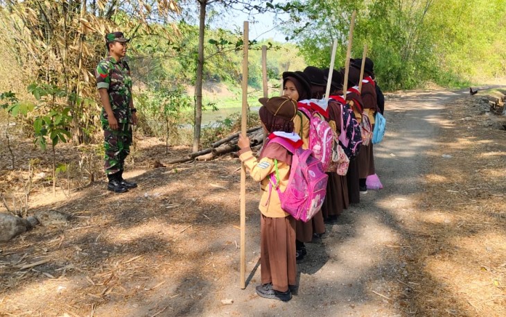 Babinsa Posramil 0805/17 Pitu Kodim Ngawi bekali Latihan PBB dan Wasbang kepada anggota Pramuka di SDN 2 Kalang Kec.Pitu, Senin (22/01/2024)