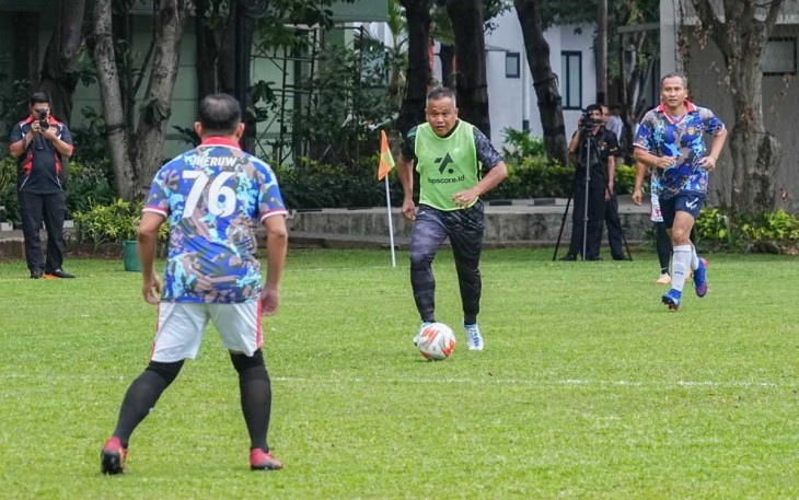 Pangkostrad Mayjen TNI Muhammad Saleh Mustafa menggocek bola dalam olahraga bersama di Kodam Jaya, Selasa (23/1)
