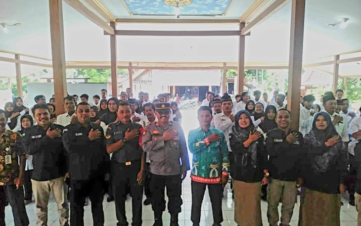 Sertu Misnan Babinsa Koramil 0805/15 Karanganyar foto bersama usai pelantikan anggota KPPS, Sabtu (27/1)