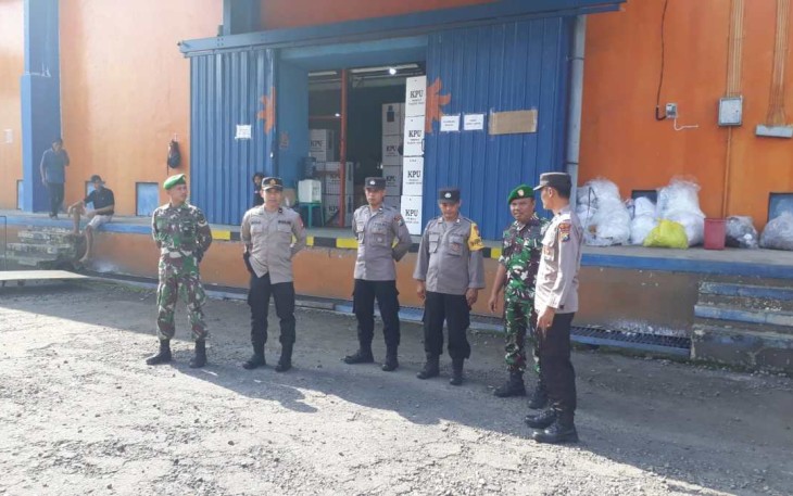 Pengamanan pelipatan kertas pemilu di gudang KPU