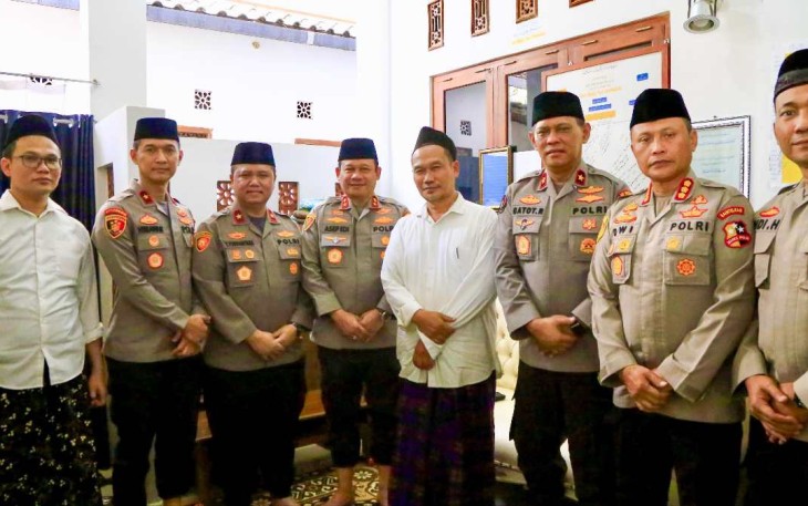 Kaops NCS Polri Irjen Pol Asep Edi Suheri foto bersama Gus Baha di kediamannya di Rembang, Jawa Tengah, Rabu (31/1)