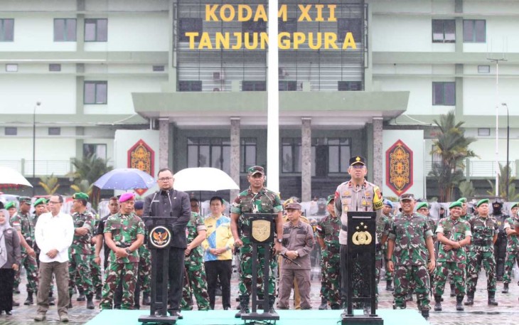 Pangdam XII/Tpr Mayjen TNI Iwan Setiawan pimpin apel gelar pasukan pengamanan pemilu 2024 di Makodam Tanjungpura, Kubu Raya, Kamis (1/2)