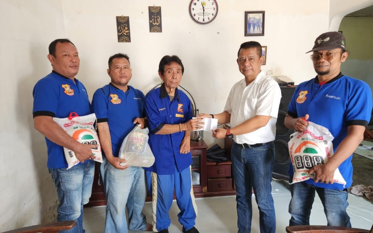 Ketua Pewarta Kunjungi Wartawan Sakit dan Santuni Kaum Duafa