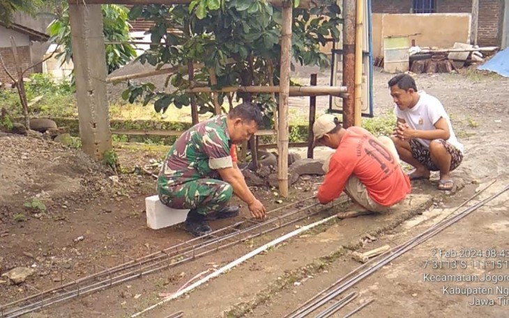 Babinsa Jogorogo bantu warga wilayah desa binaannya, Jum'at (2/2)