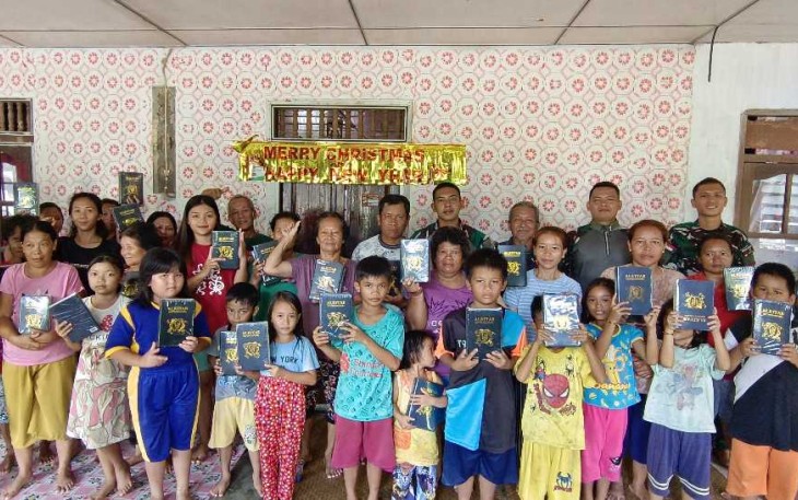 Bantuan Alkitab dari Pangkostrad di perbatasan, Sabtu (3/2)