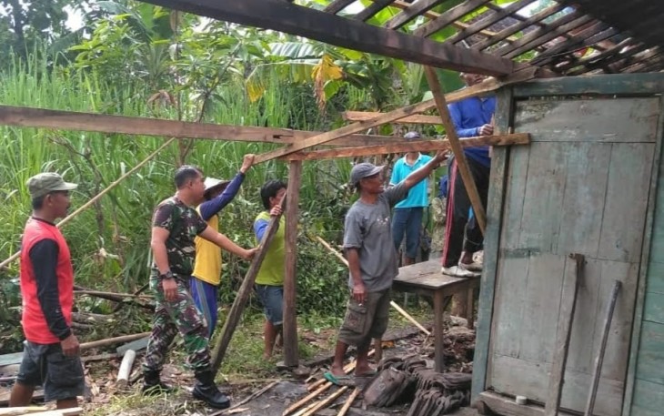 Babinsa bantu renovasi rumah warga desa binaannya 
