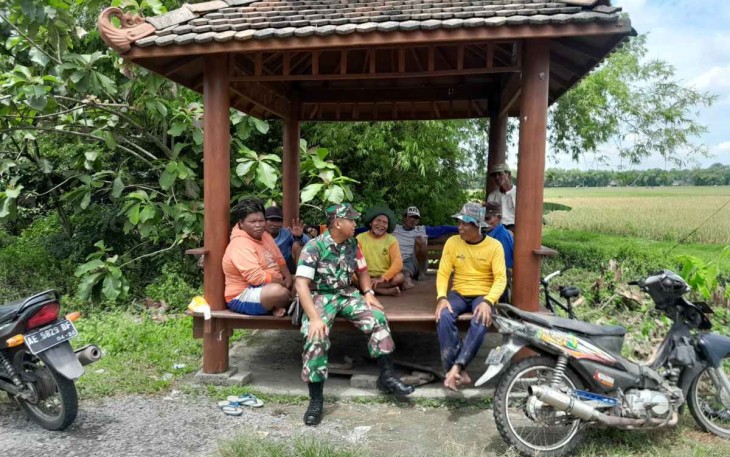 Komsos Babinsa bersama warga binaannya