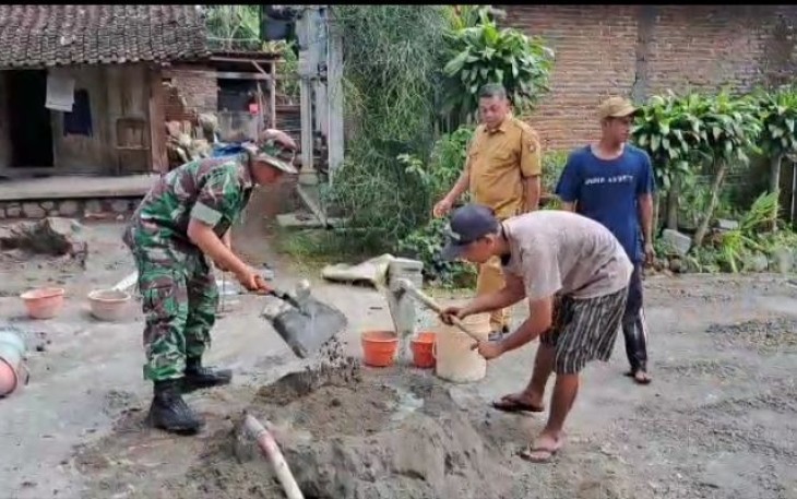 Gotong royong perbaiki jalan rabat wilayah desa binaan 