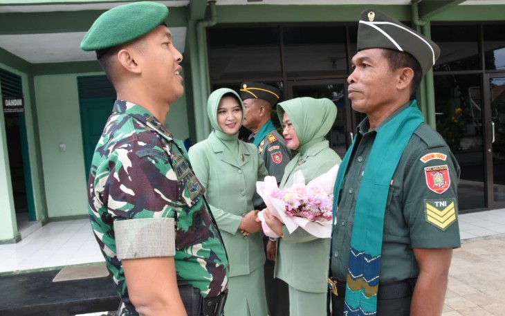 Dandim 1002/HST Letkol Inf Fery Perbawa saat tradisi wisuda purna tugas anggotanya, Senin (5/2)