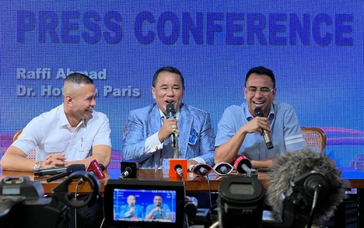 Raffi Ahmad didampingi pengacara Hotman Paris lakukan klarifikasi soal pencucian uang yang dituduhkan kepadanya, Senin (5/2/2024).