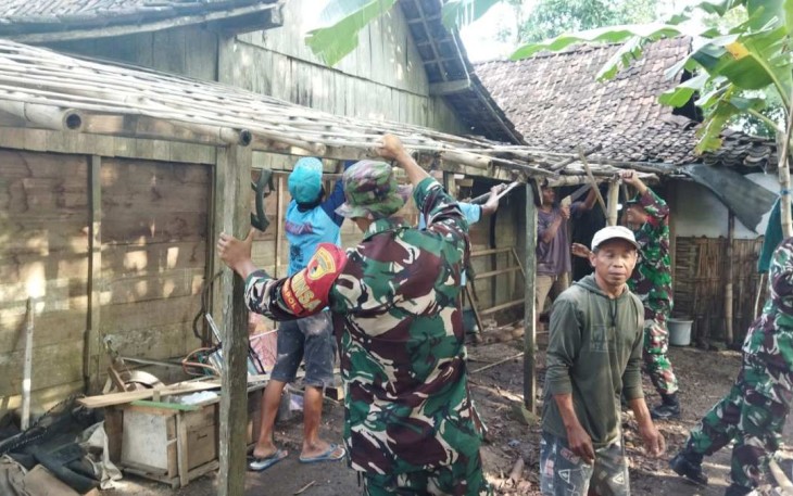 Bantu bangun rumah warga desa binaan, Kamis (8/2)