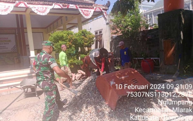 Pengecoran Halaman Kantor Balai Desa