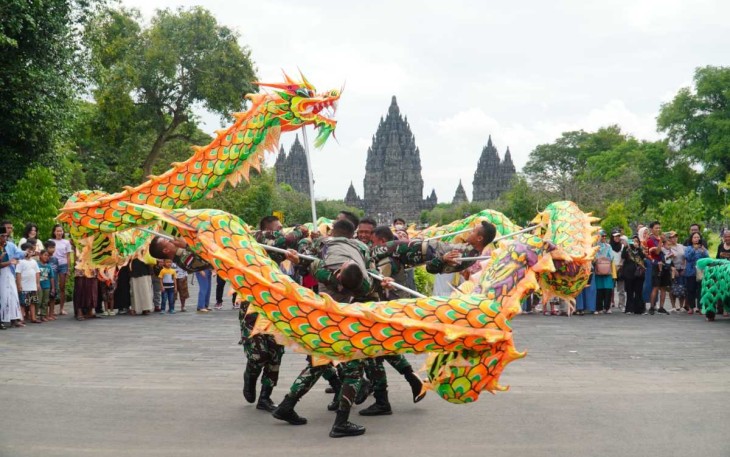 Aksi barongsai prajurit Yonarmed 11/GG/2/2 Kostrad di pelataran candi Prambanan, Yogyakarta, Sabtu (10/2)