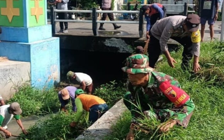 Kerja bakti bersihkan lingkungan bersama warga