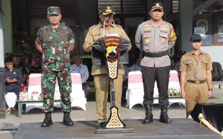 Pj Bupati Pati didampingi Dandim 0718/Pati dan Kapolresta Pati saat ambil apel 