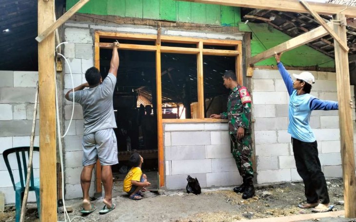 Bantu bangun rumah warga desa binaan 