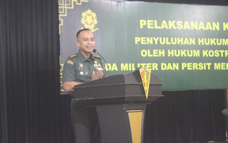 Wakakum Kostrad Letkol Chk Moch Arif Muttaqin saat memberikan penyuluhan hukum di Menarmed 2 Kostrad, Selasa (13/2)