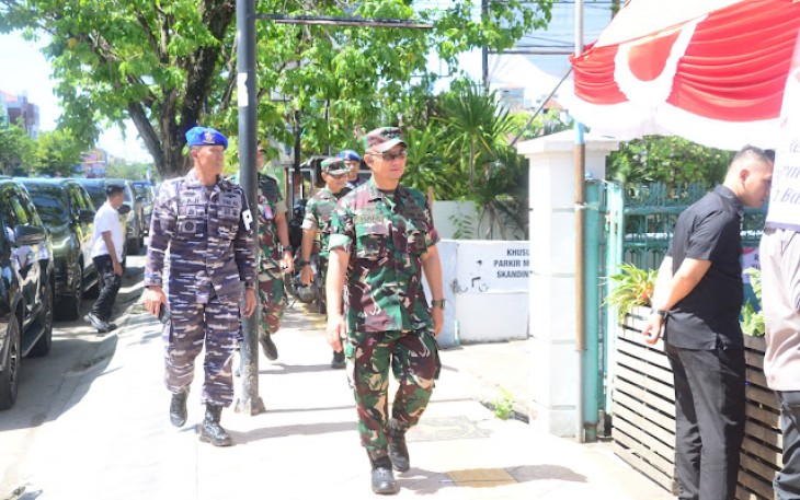 Danrem 101/Antasari Brigjen TNI Ary Aryanto saat pengecekan keamanan di TPS, Rabu (15/2)