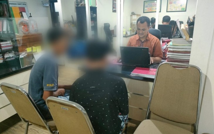 Terduga pelaku penganiaya santri saat diinterogasi petugas Polres Malang, Kamis (15/2)