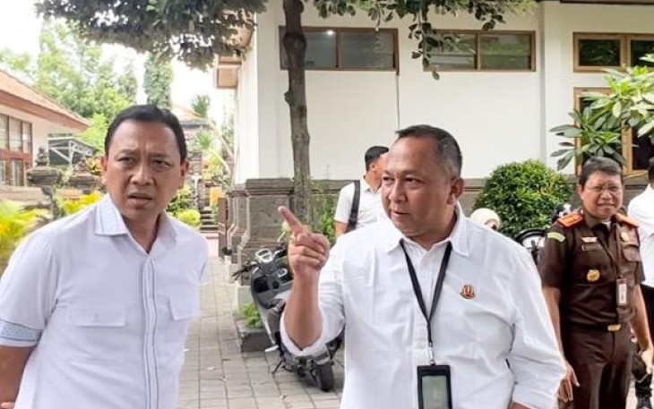 Kajati Bali Dr Ketut Sumedana memberikan arahan dalam sidak di Kejari Gianyar, Kamis (15/2)