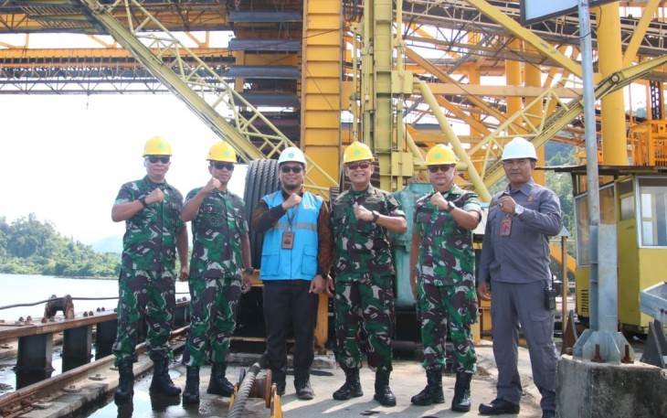 Danrem 032/Wbr Brigjen TNI Rayen Obersyl saat mengunjungi PLTU Teluk Sirih Padang, Jum'at (16/2)