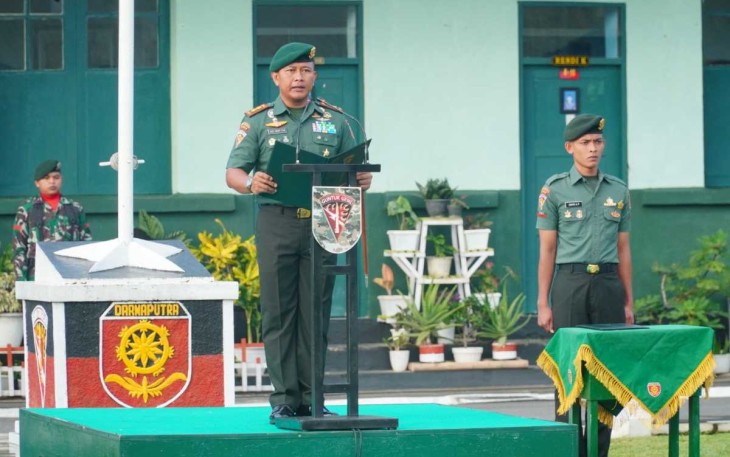 Danyonarmed 11 Kostrad Letkol Arm Gde Adhy Surya Mahendra saat membacakan amanat KASAD dalam upacara bendera, Senin (19/2)