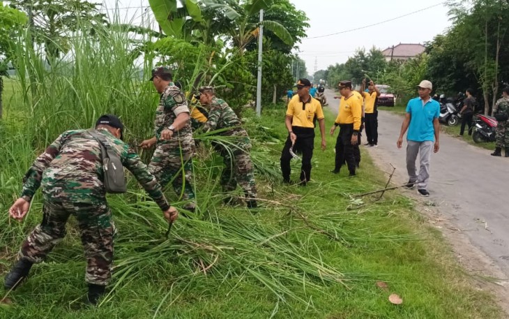 Pembersihan lingkungan di wilayah desa binaan 