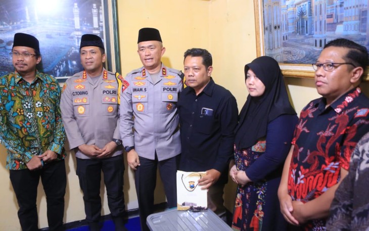 Kapolda Jatim Irjen Pol Imam Sugianto usai takziah bersama keluarga anggota PPS di Sidoarjo, Senin (26/2)