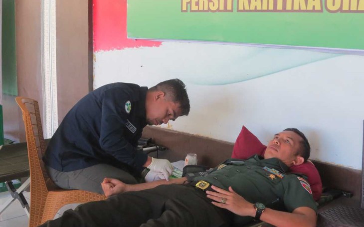 Dandim 1401/Majene Letkol Czi I Made Bagus Asmara Putra saat donor darah, Selasa (27/2)