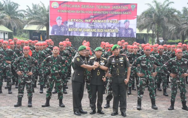 Danrem 031/WB Brigjen TNI Dany Racka foto bersama usai Sertijab Danyonif 132/Bima Sakti, Selasa (27/2)