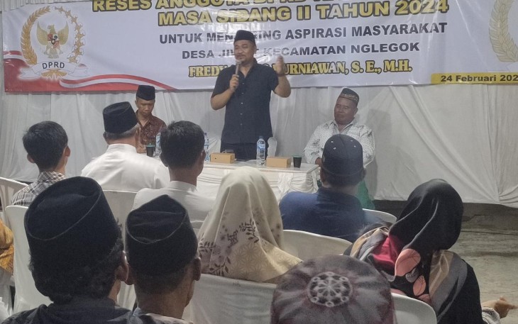 Anggota Komisi 1 DPRD Kabupaten Blitar Fredy Agung Kurniawan Saat Menyerap Aspirasi Masyarakat Desa Jiwut Kecamatan Nglegok Kabupaten Blitar, Sabtu 24 Februari 2024.