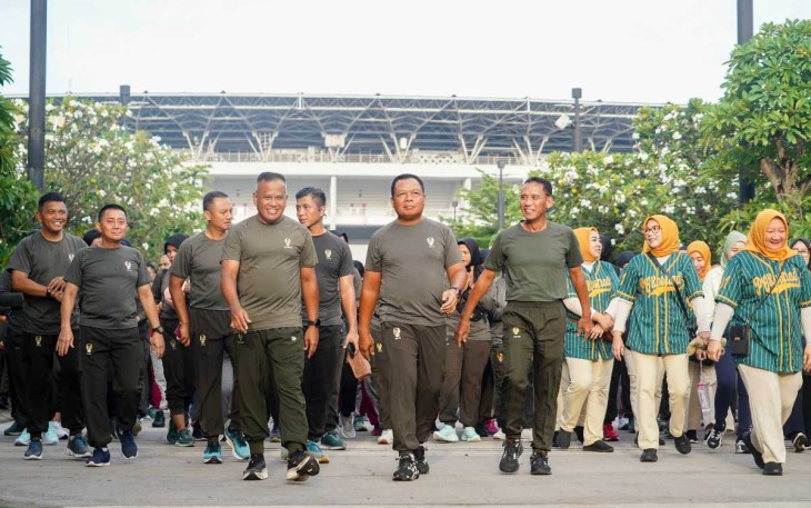 Pangkostrad Mayjen TNI Muhammad Saleh Mustafa saat olahraga bersama keluarga besar markas Kostrad di GBK Jakarta, Jum'at (1/3)
