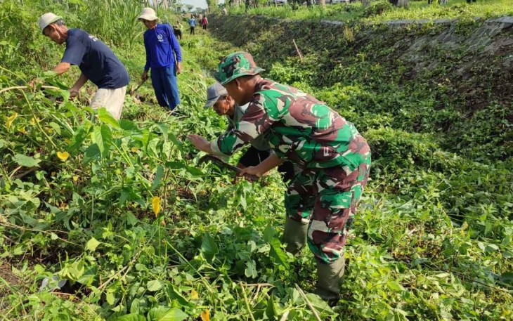Kerja Bakti Bersihkan Sungai Wilayah Desa Binaan
