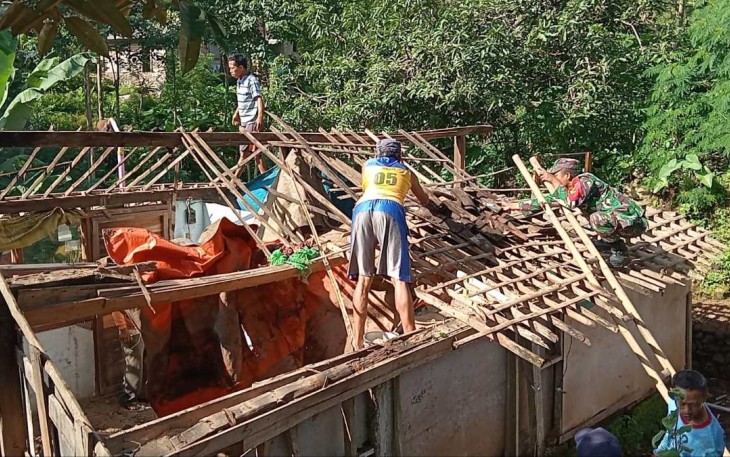 Gotong royong pembongkaran rumah warga binaan 