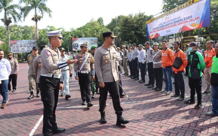 Kapolres Malang AKBP Putu Kholis Aryana saat pengecekan personel apel operasi keselamatan Semeru 2024, Sabtu (2/3)