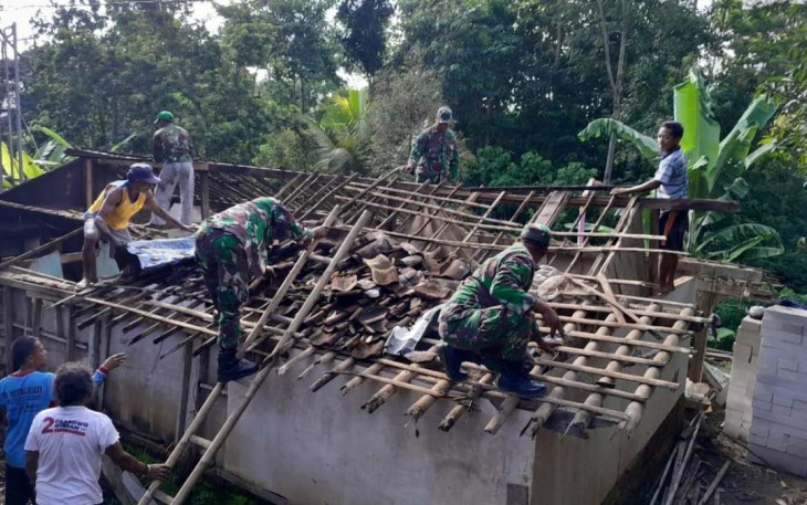 Babinsa Koramil 09/Kendal bantu pembongkaran rumah warga desa binaan, Selasa (5/3)