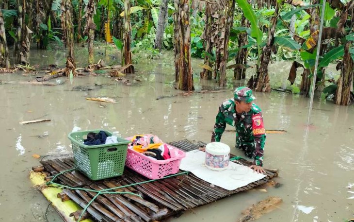 Evakuasi barang milik warga terdampak banjir 