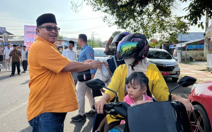Pj Walikota Bengkulu Arif Gunadi Bagikan Takjil Gratis