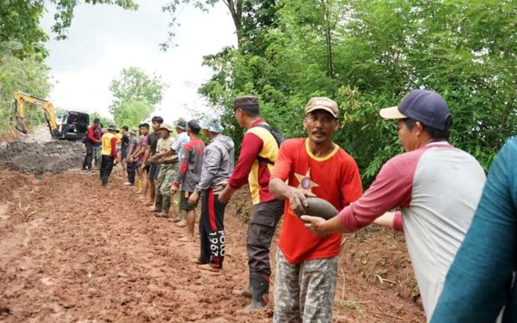 Semangat gotong royong masyarakat desa Panaikang bersama prajurit Kodim Gowa dalam program TMMD ke 119 tahun 2024
